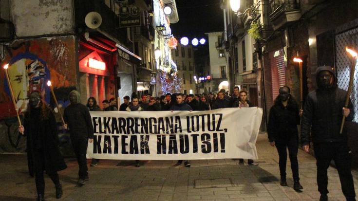 "Langileriaren aldeko autoantolakuntza" gorpuzteko deia egin dute ehunka lagunek Azpeitiko kaleetan