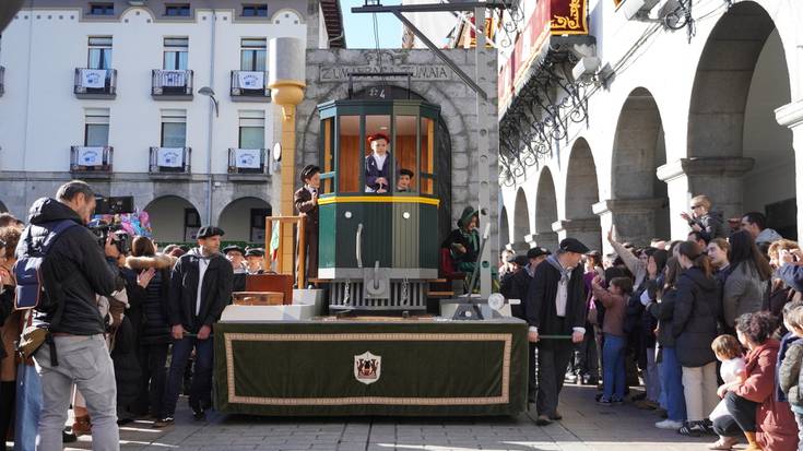 San Sebastian eguerdi eguzkitsuan distira egin du umeen danborradak