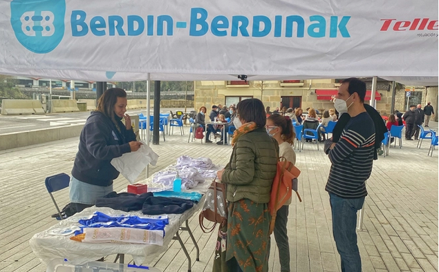 Klubaren materiala saltzeko postua jarriko du Berdin-Berdinak elkarteak gaur eguerdian, plazan