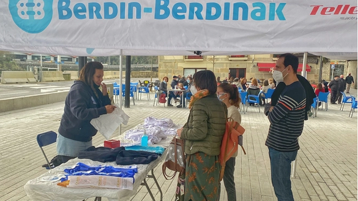 Klubaren materiala saltzeko postua jarriko du Berdin-Berdinak elkarteak gaur eguerdian, plazan