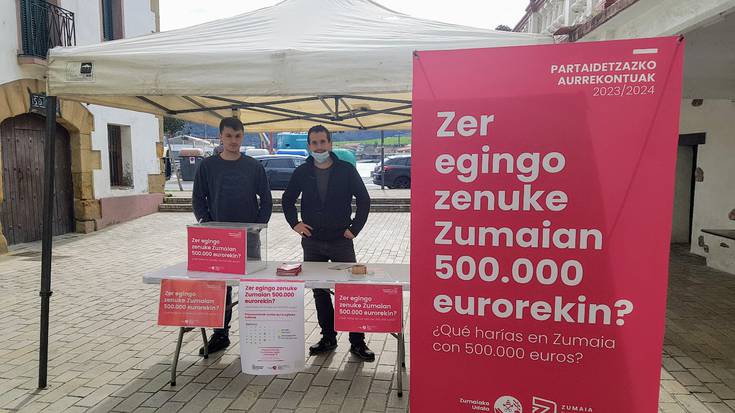 Aurrekontuetarako proposamenak aurkezteko postua jarri dute Kofradiako plazatxoan