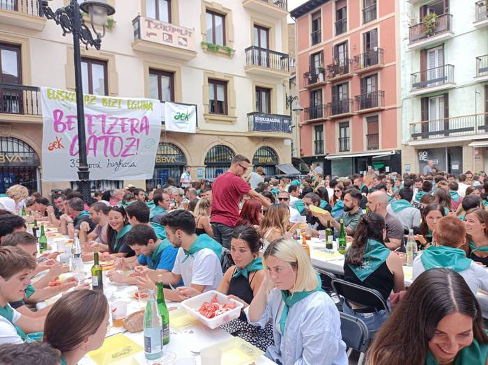 Euskaraz Bizi eguna ospatzen ari dira Zarautzen