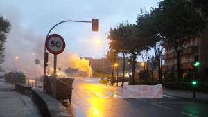 Errepide mozketa eta banketxe-bulegoen margoketak izan dira goizaldean Zumaian