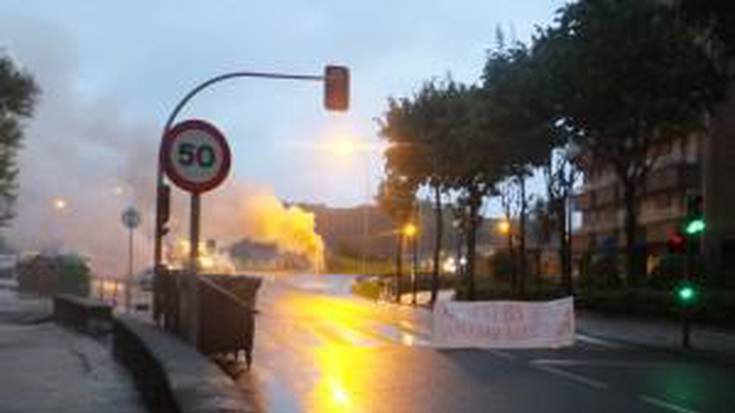 Errepide mozketa eta banketxe-bulegoen margoketak izan dira goizaldean Zumaian