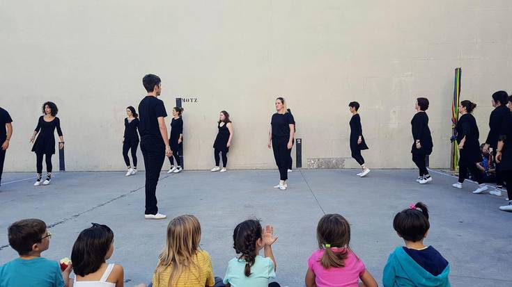 ARGAZKIAK: Euskal dantzen erakustaldi koloretsua Odietan