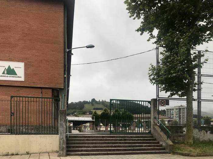 Azpeitiko Karmelo Etxegarai Ikastolaren Perdillegiko eraikinaren sarrera irisgarri bilakatzeko lehiaketa publikoa jarri dute martxan
