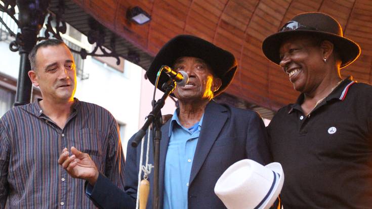 Dantzan eta omenaldi xume batekin ekin dio Adarretatik jaialdiak