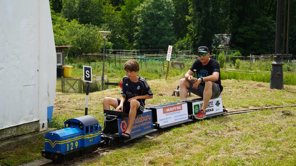 Hainbat lekutako tren txikiak ikusgai daude Iraetan
