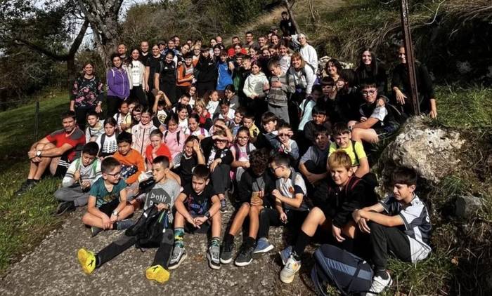 Aizarnazabalgo ikasleek 150 zuhaitz landatu dituzte Zestoan, Ertxiña mendian