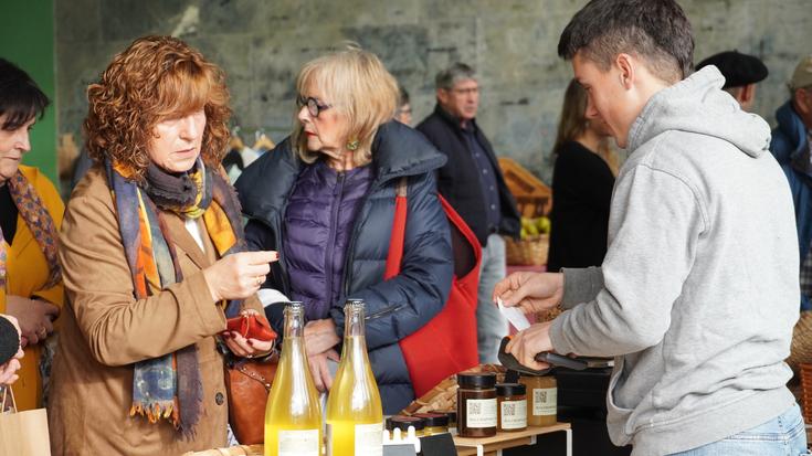 Tokiko eta sasoiko produktuak nagusi, Errezilgo Sagarraren Eguneko azokan