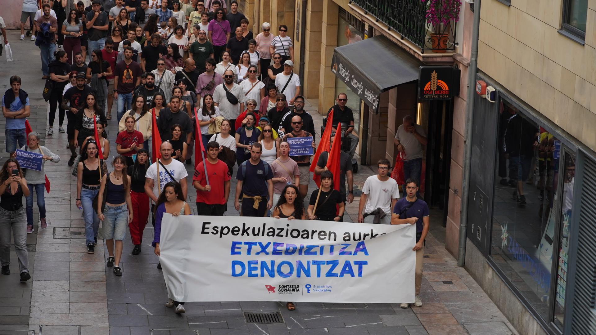 Kalera atera dira zarauztarrak etxebizitza eskubidearen alde eta espekulazioaren aurka mobilizatzera