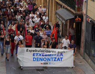 Kalera atera dira zarauztarrak etxebizitza eskubidearen alde eta espekulazioaren aurka mobilizatzera