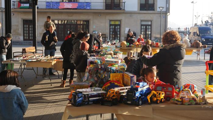 Bigarren bizitza bat emanez jostailu eta liburuei