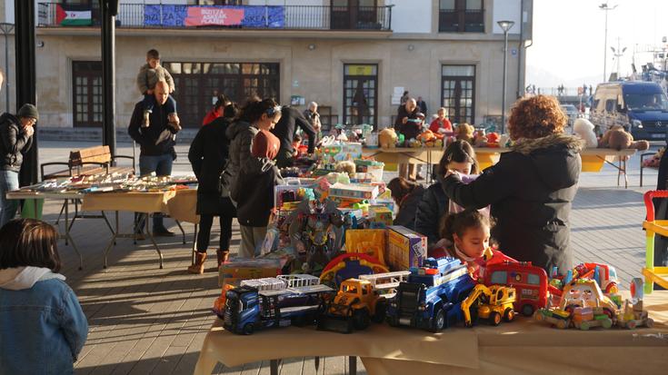 Bigarren bizitza bat emanez jostailu eta liburuei