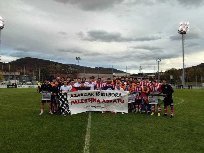 Lagun Onakeko eta Pasaiako futbolariek bat egin dute euskal taldeen harmailek eta Palestinarekin Elkartasuna plataformak antolatutako deialdiekin