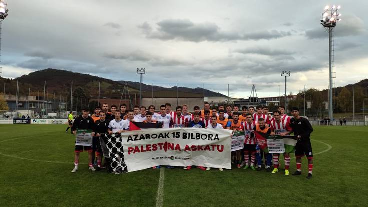 Lagun Onakeko eta Pasaiako futbolariek bat egin dute euskal taldeen harmailek eta Palestinarekin Elkartasuna plataformak antolatutako deialdiekin