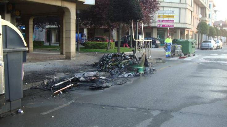 Lau edukiontzi erre dituzte gauean