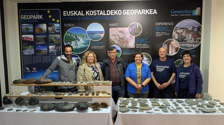 Ehun fosiletik gorako bildumaren dohaintza jaso du gaur Geoparkeak