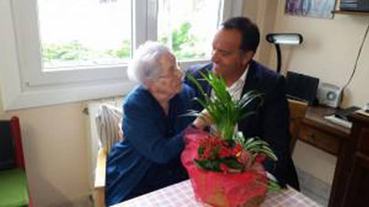 104 urte beteko ditu bihar Garbiñe Carreño zarauztarrak