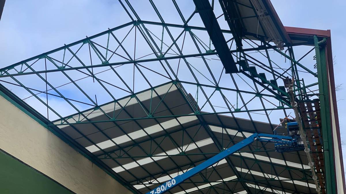 Frontoi zaharraren teilatua desmuntatzen hasi dira gaur eguerdian