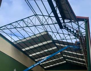 Frontoi zaharraren teilatua desmuntatzen hasi dira gaur eguerdian