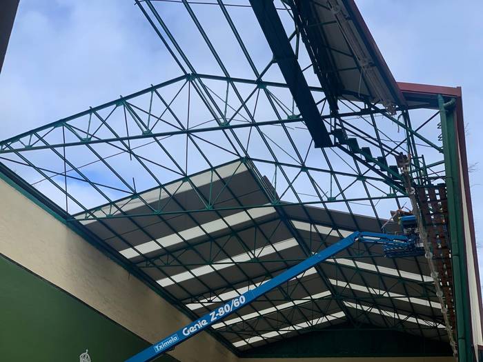 Frontoi zaharraren teilatua desmuntatzen hasi dira gaur eguerdian