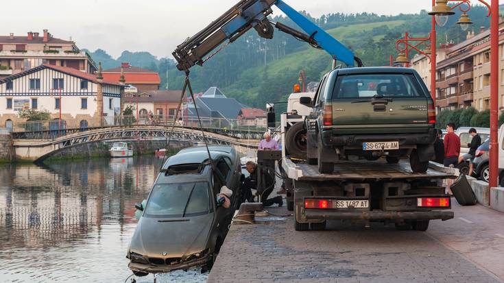 Erriora eroritako kotxea gaur goizean atera dute