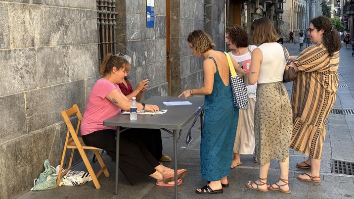 Martxan dute Donostia Ospitalera zuzeneko autobus zerbitzua eskatzeko sinadura bilketa