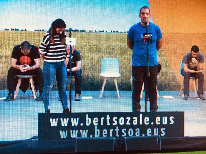 Jon Maiak aurrera egin du Bertsolari Txapelketa Nagusian, eta Beñat Lizasok ez