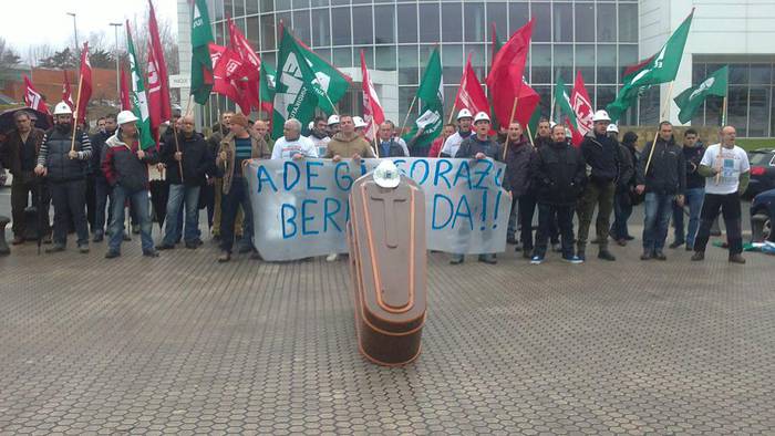 TSko langileek protesta egin dute Adegiren egoitza aurrean