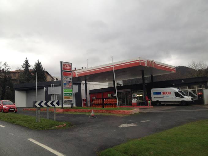 Bi autok talka egin dute Zestoan, Avia gasolindegiaren parean