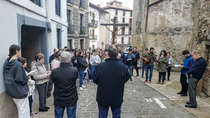 Gurutze bidea egin dute gaur, Ostiral Santuan