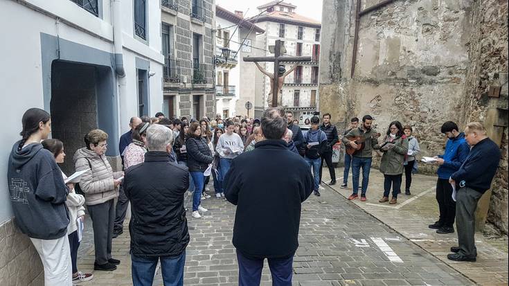 Gurutze bidea egin dute gaur, Ostiral Santuan