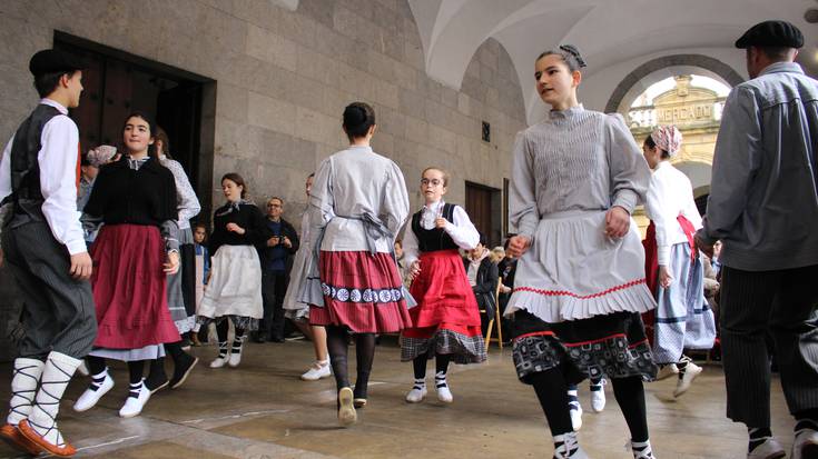 Euskal musika tresnen eta euskal dantzen ikuskizuna izango da igandeko Taldez Talderen emanaldian
