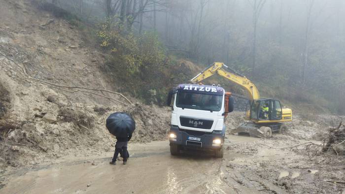 Elosuako errepideko bide zati bat itxita dago luiziagatik