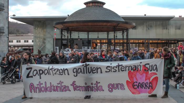 Emakumeenganako zapalkuntzen kontra antolatzeko deiak hartu ditu kaleak Azpeitian
