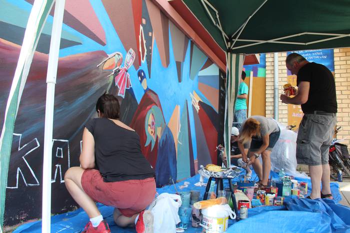 Ekin diote Azken Portuko mural berria margotzeari