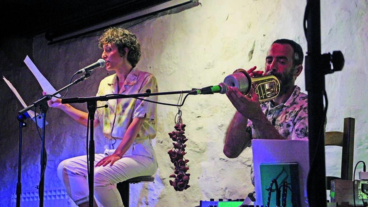 Istorio gogorrak nahiz dibertigarriak, biharko 'Esne berriketan' bertso saio literarioan