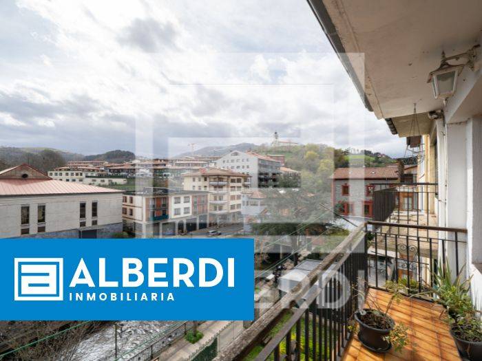 Alberdi Inmobiliaria: Kale Nagusian etxebizitza handia salgai