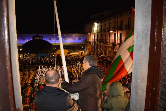 Argazki bilduma: Bandera jaitsita, danbor hotsak isildu dira Azpeitian