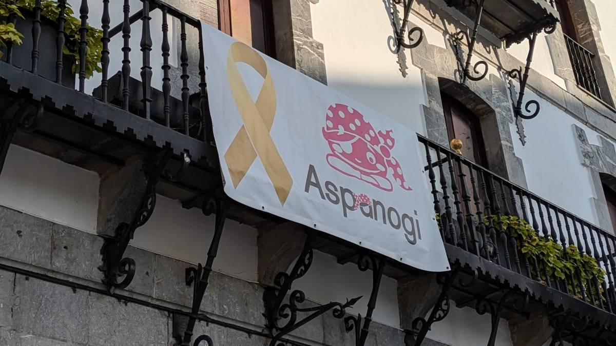 Gaur etxeko balkoiak urre kolorez apaintzera deitu dute