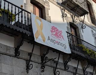 Gaur etxeko balkoiak urre kolorez apaintzera deitu dute