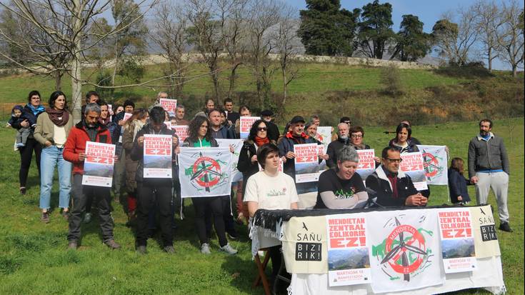 Oletan ere Ez! eta Sañu Bizirik taldeek manifestazioa deitu dute, mendietan zentral eolikoak egitearen aurka