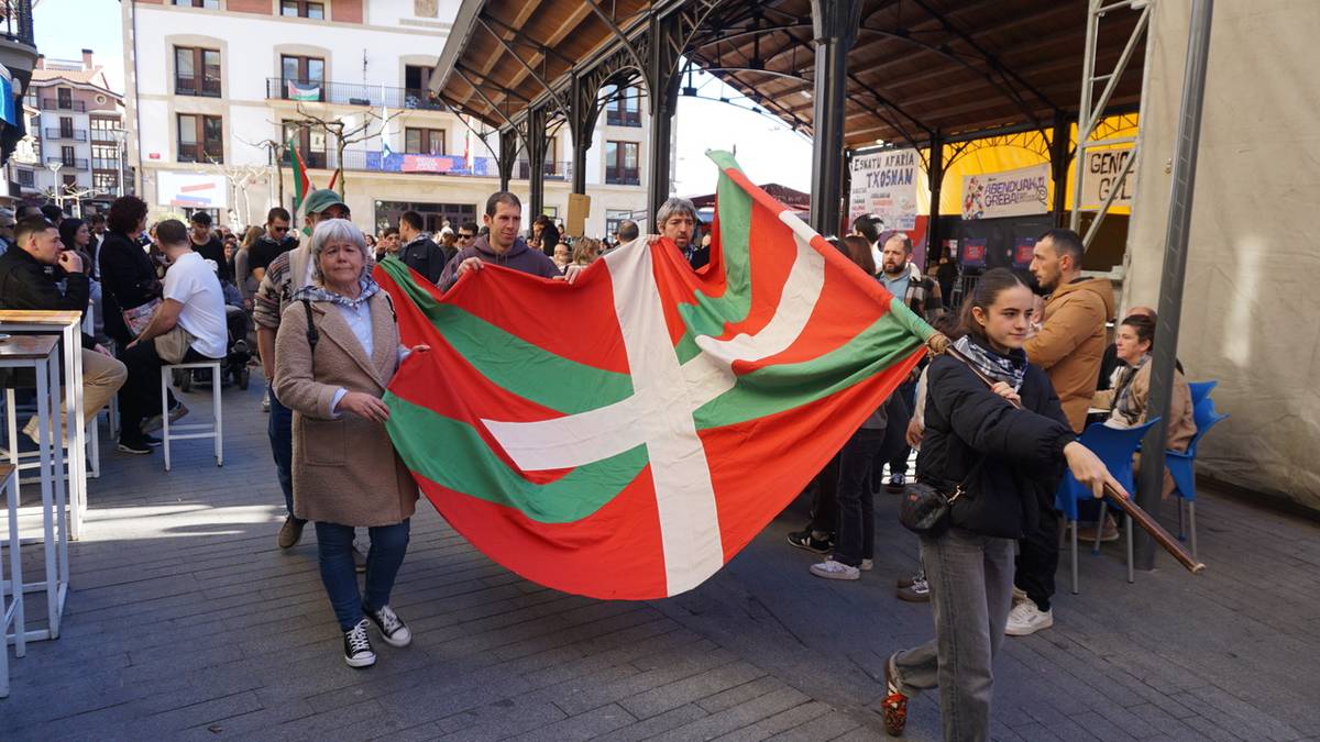 Jendetza elkartu da 1936an ezkutatutako ikurrinari gorazarre egiteko