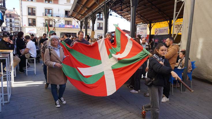 Jendetza elkartu da 1936an ezkutatutako ikurrinari gorazarre egiteko