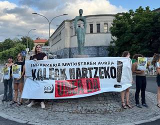 Gogor gaitzetsi dute gizon batek bi adin txikikori egindako erasoa