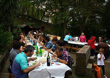Dozenaka lagun Vista Alegren, herri bazkarian