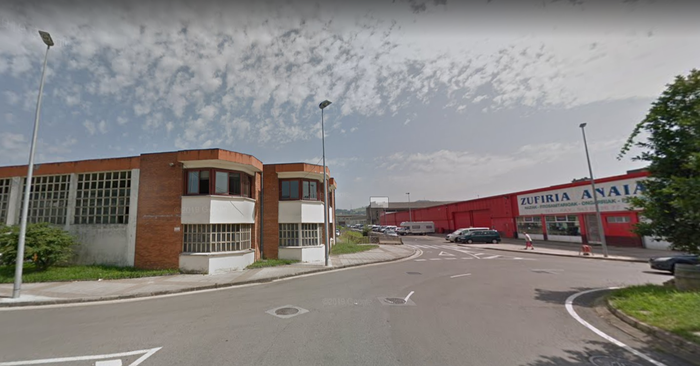 Sutea izan da Bizkaia kaleko lokal batean, eta pertsona bat ospitaleratu dute