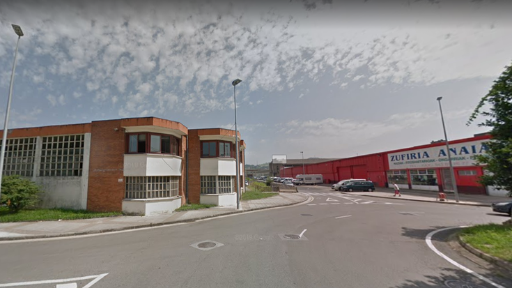 Sutea izan da Bizkaia kaleko lokal batean, eta pertsona bat ospitaleratu dute