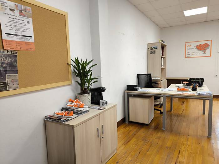 Telefonoaren matxura tarteko, beste komunikazio bideei lehentasuna emateko eskatu du AEK-k